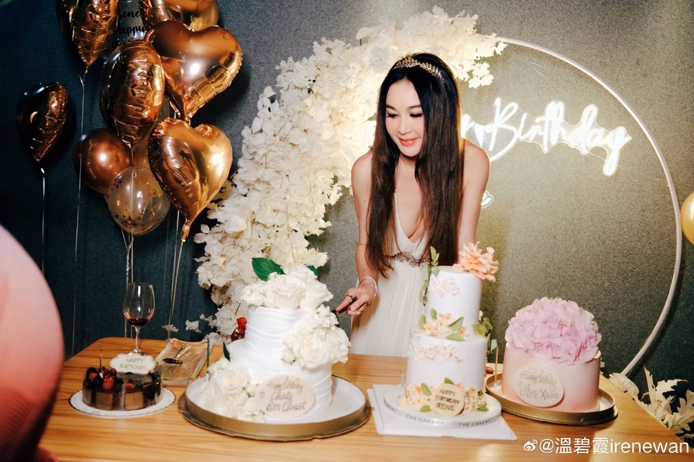 温碧霞办生日宴:58岁还美如少女,与老公激吻反差大,被说像父女