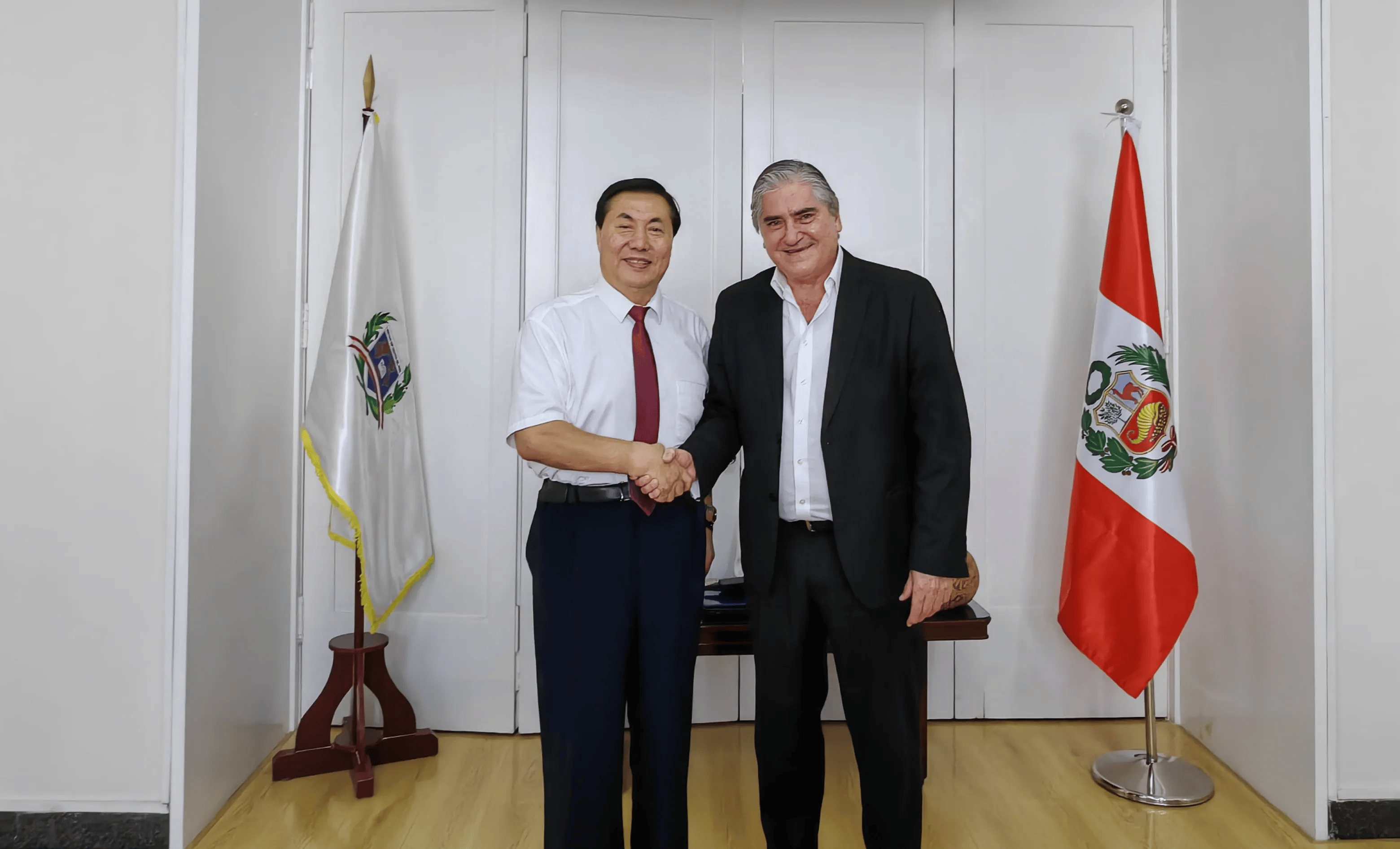 秘鲁新任驻华特命全权大使巴拉雷索亲切会见河北外国语学院校长孙建忠