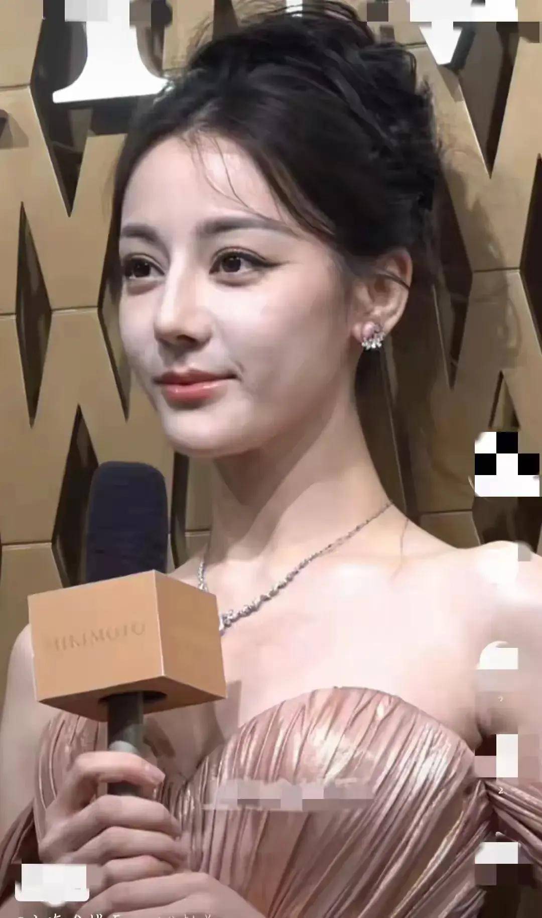 高清镜头下的迪丽热巴:妆容假面,卡粉,"胳肢窝"不可近视!