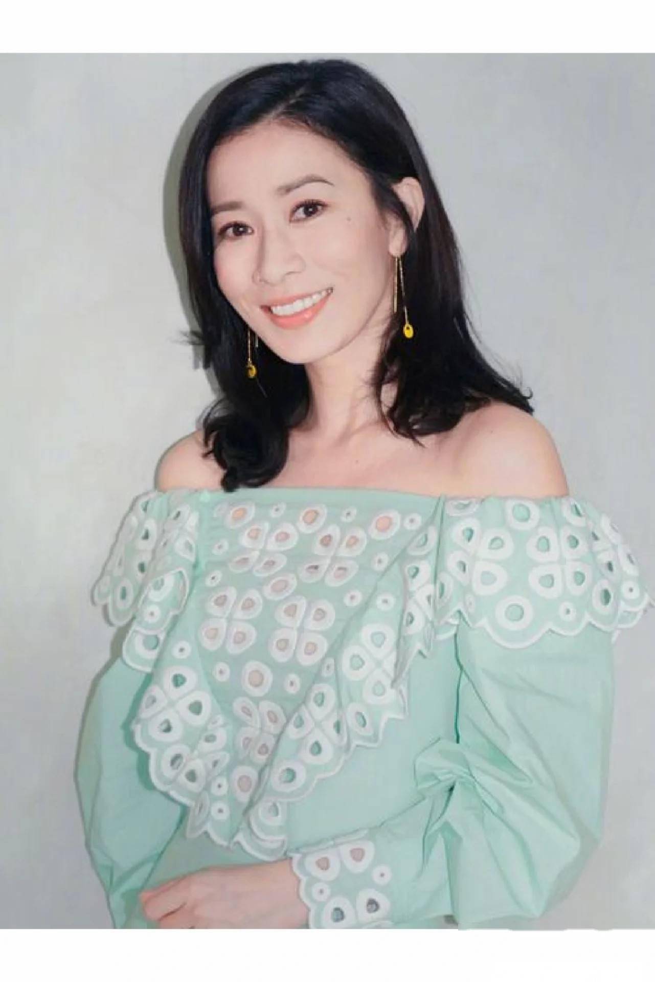 33岁佘诗曼仙气十足写真中的美丽动人让人难以忘怀