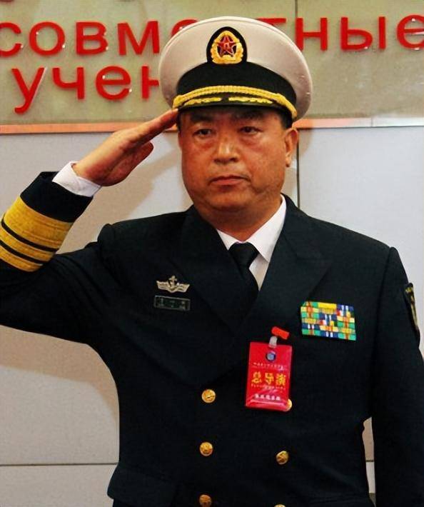 他是开国中将的儿子,02年成为海军中将,仅隔一年就遭降职