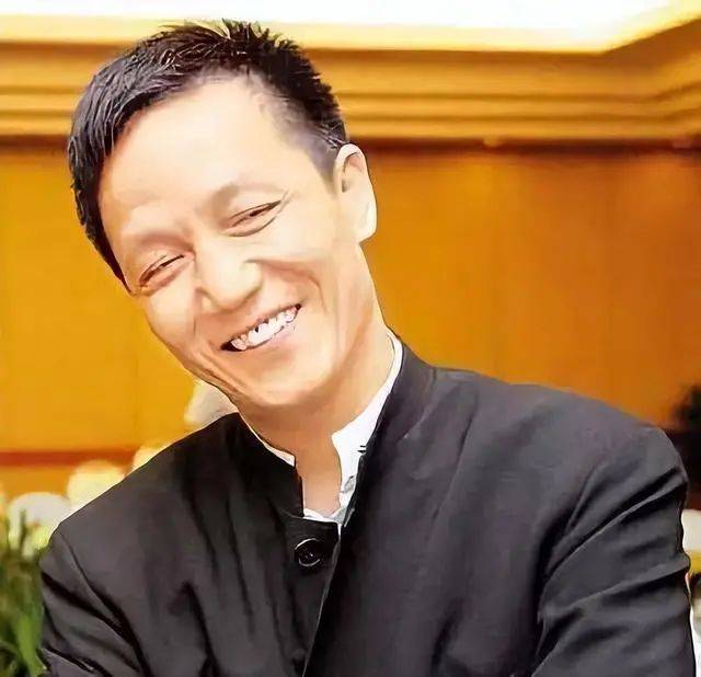 上海前首富周正毅近况!戴200w名表打耳钉,装扮新潮雪茄不离手