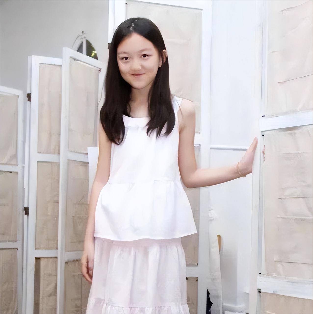 曝王菲女儿李嫣第4次手术,公开术后照片惹心疼,嘴巴缠满纱布