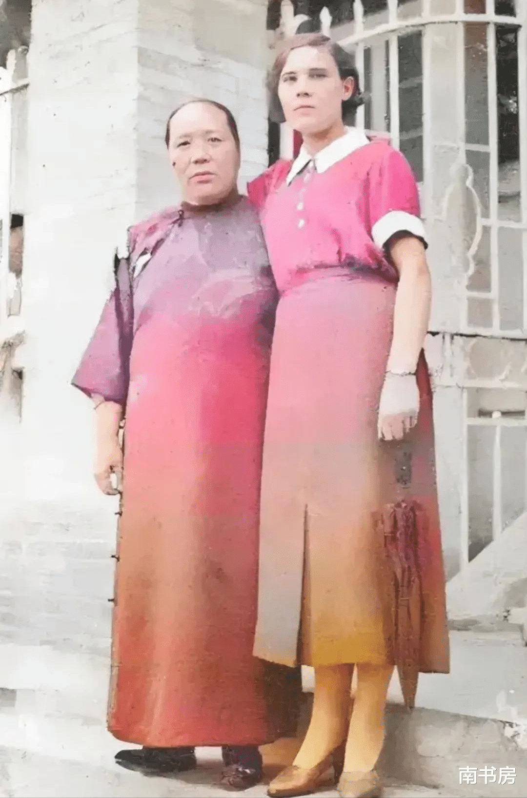 蒋介石原配妻子毛福梅,与儿媳蒋方良的一张合影,婆媳关系貌似不错