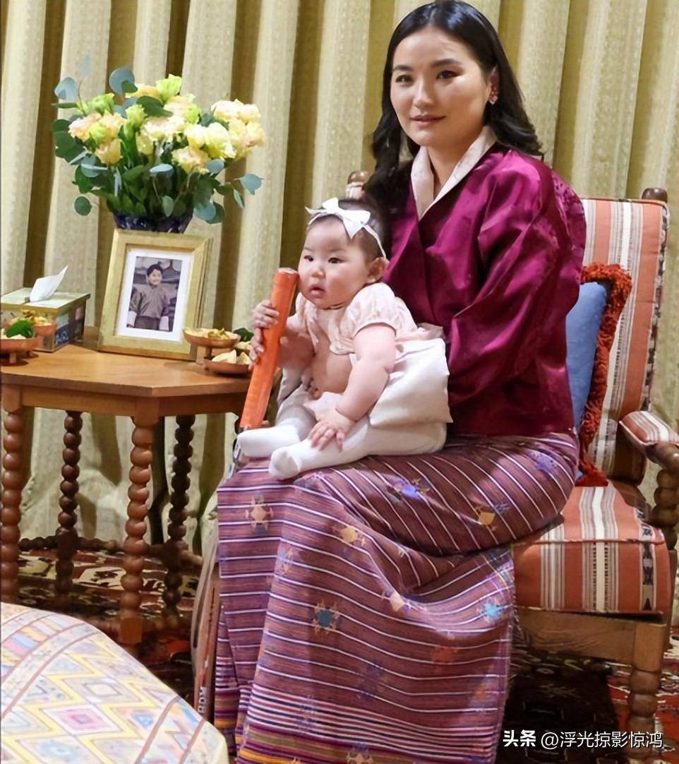 不丹王后过34岁生日,女儿索南和她长得一样,俩儿子没公主受宠