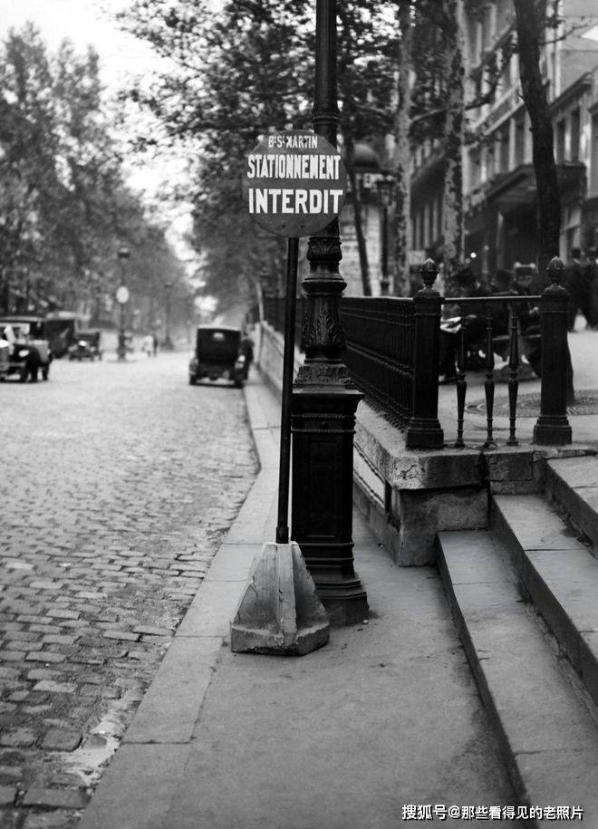 老照片 法国巴黎的街头 到处都是车流