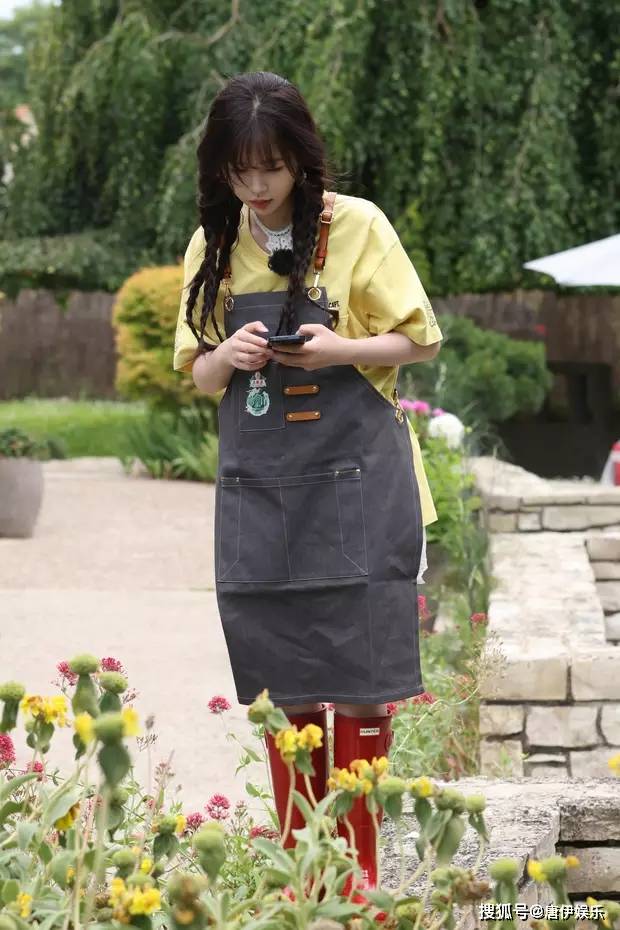 虞书欣综艺花絮曝光,双麻花辫尽显灵动少女魅力,可爱动人_节目_瞬间