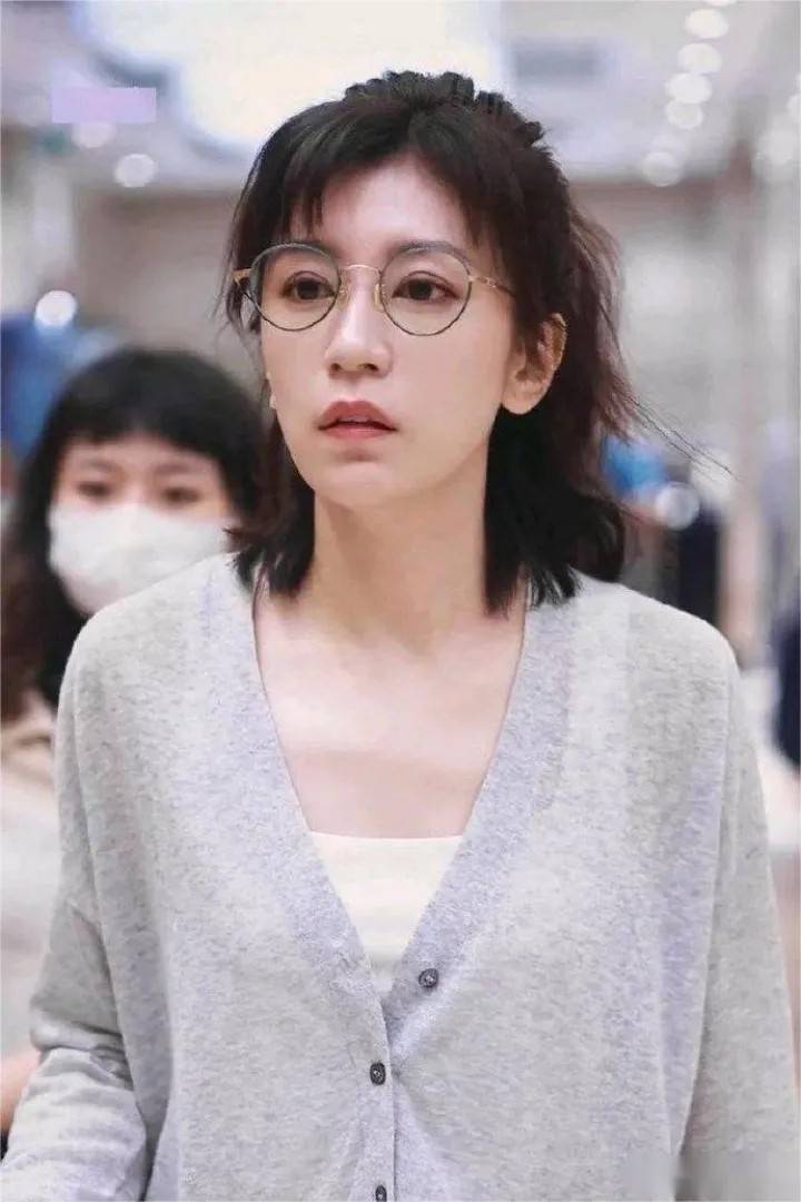 49岁贾静雯瘦身太过!穿短裤秀出牙签腿,只是多少有点脱相的味道