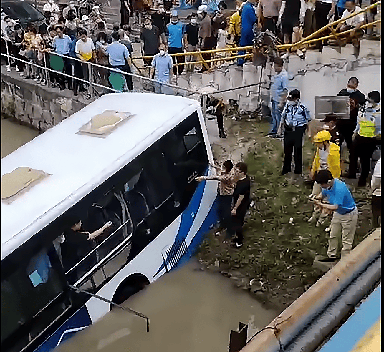 上海一公交车"发生事故后"坠河:追车男子身份成谜!