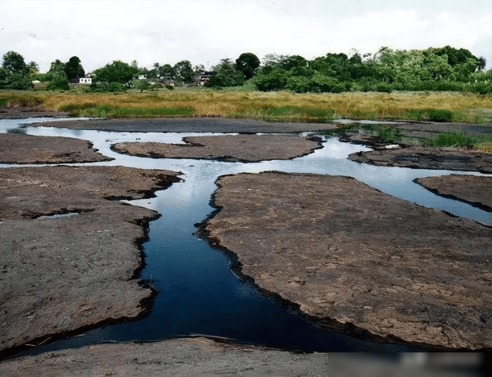 全球最大沥青湖:天然沥青储量超1000万吨,开采200年也不会见底