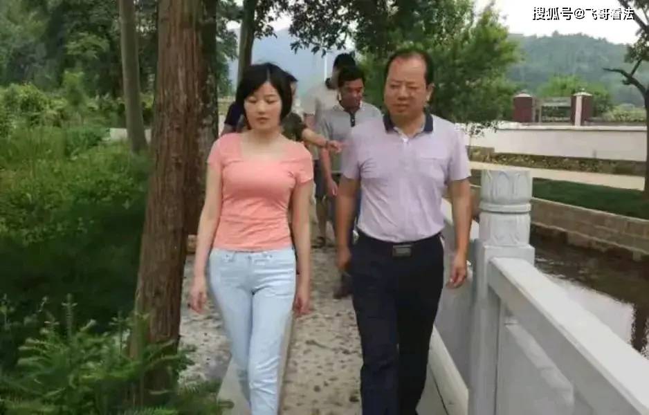 女方更多照片被爆,难怪书记要她带回家_事儿_举报_县委书记