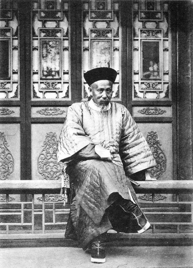 同治时,任军机大臣,并充总理各国事务衙门大臣,体仁阁大学士.