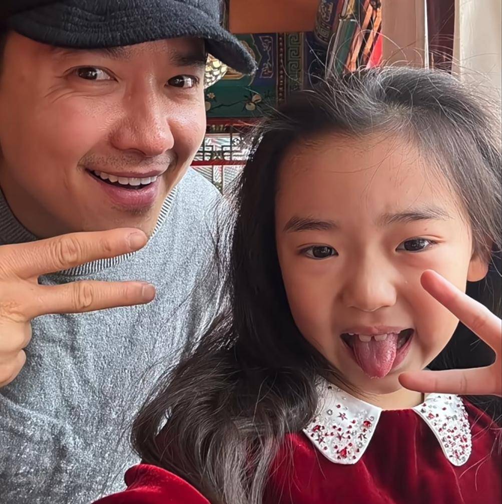 董璇晒视频为8岁女儿庆生,前夫高云翔出镜率高,父女互动好开心