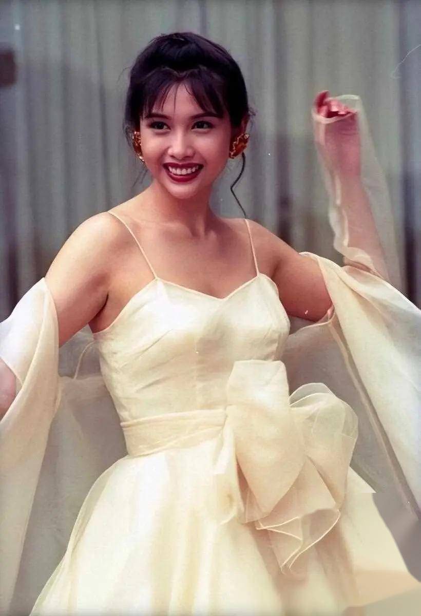 邱淑贞的写真曝光,美貌与写真相得益彰,女神范儿十足!