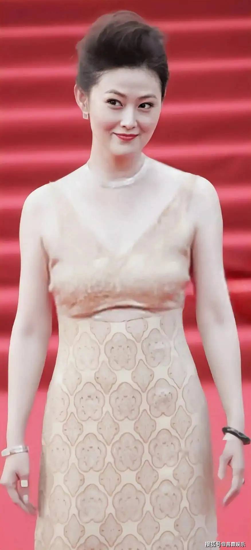 54岁"潘金莲"王思懿近照流出!头发稀疏下巴尖,苹果肌肿大疑整容