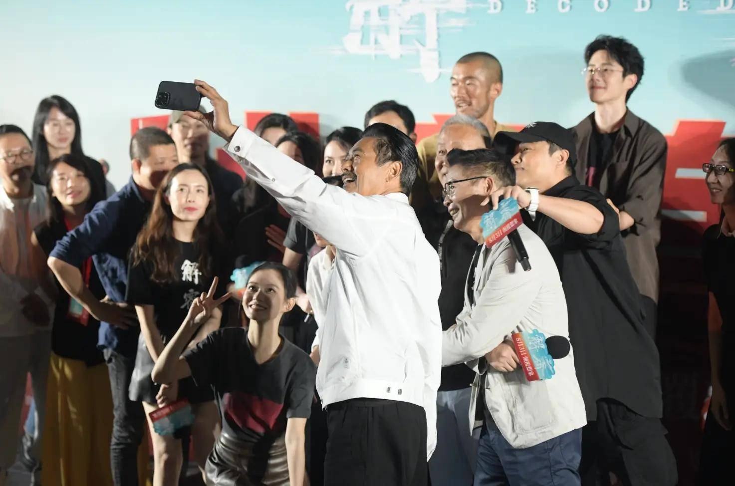 此外,他还对年轻演员刘昊然赞不绝口,直言对方相当了不起,希望有机
