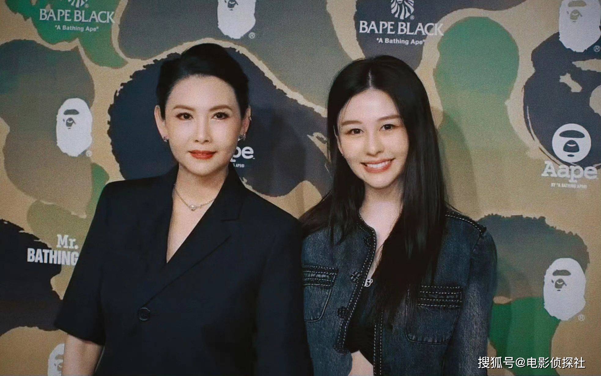 56岁邱淑贞近况曝光,与女儿现身巴黎奥运会现场,两人同框像姐妹