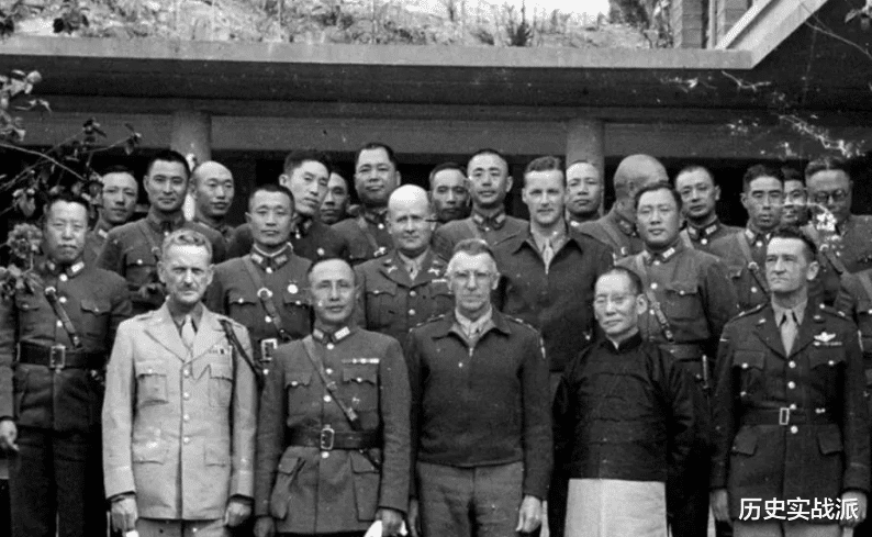 1942年,蒋介石亲临缅甸视察,史迪威同一天抵达,远征军首战失败