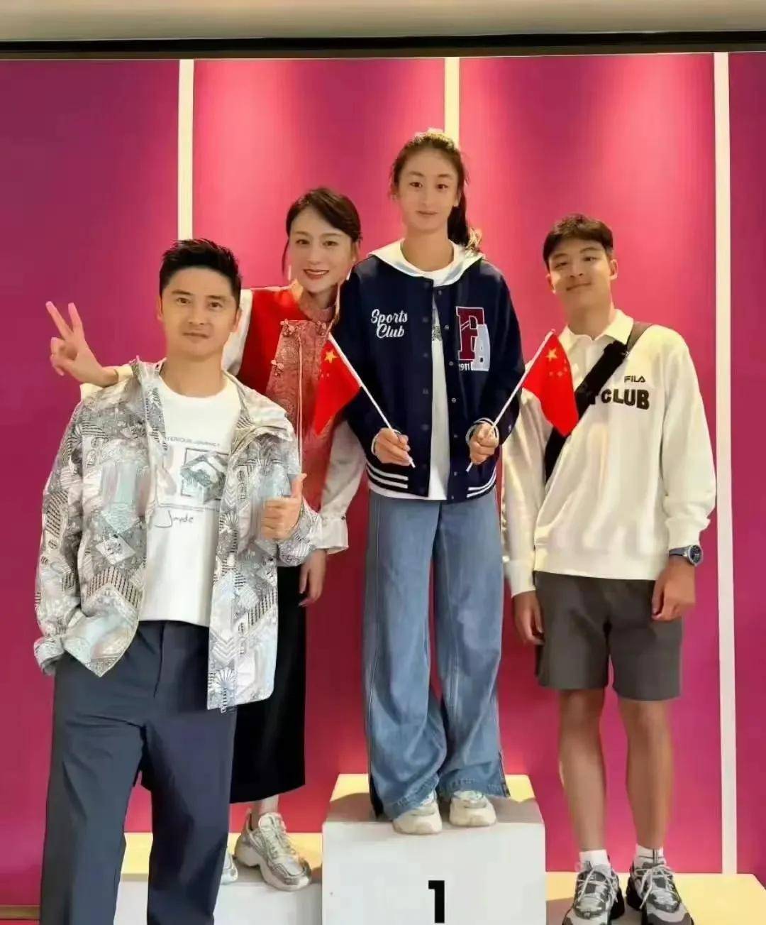 田亮一家现身巴黎,儿子个头高却没爸爸帅气,女儿跟妈妈长得一模一样真