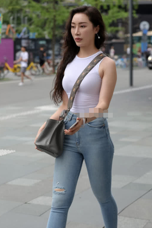 街拍:站在街边的牛仔裤女神,走到哪都抢眼球!