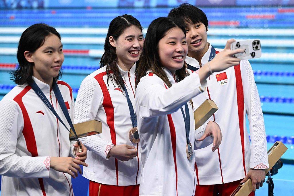 女子自由泳接力破亚洲纪录摘铜 张雨霏再回应兴奋剂质疑