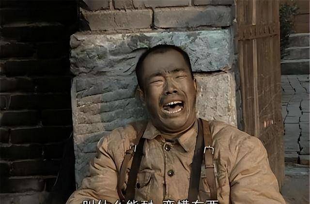 而当他守护的物资被抢时,曹启峰的表情也瞬间随之而大变,并且他变化的