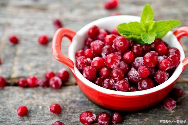 一些柠檬水,其中含有丰富的维生素c,能够起到美容美白,延缓衰老的功效