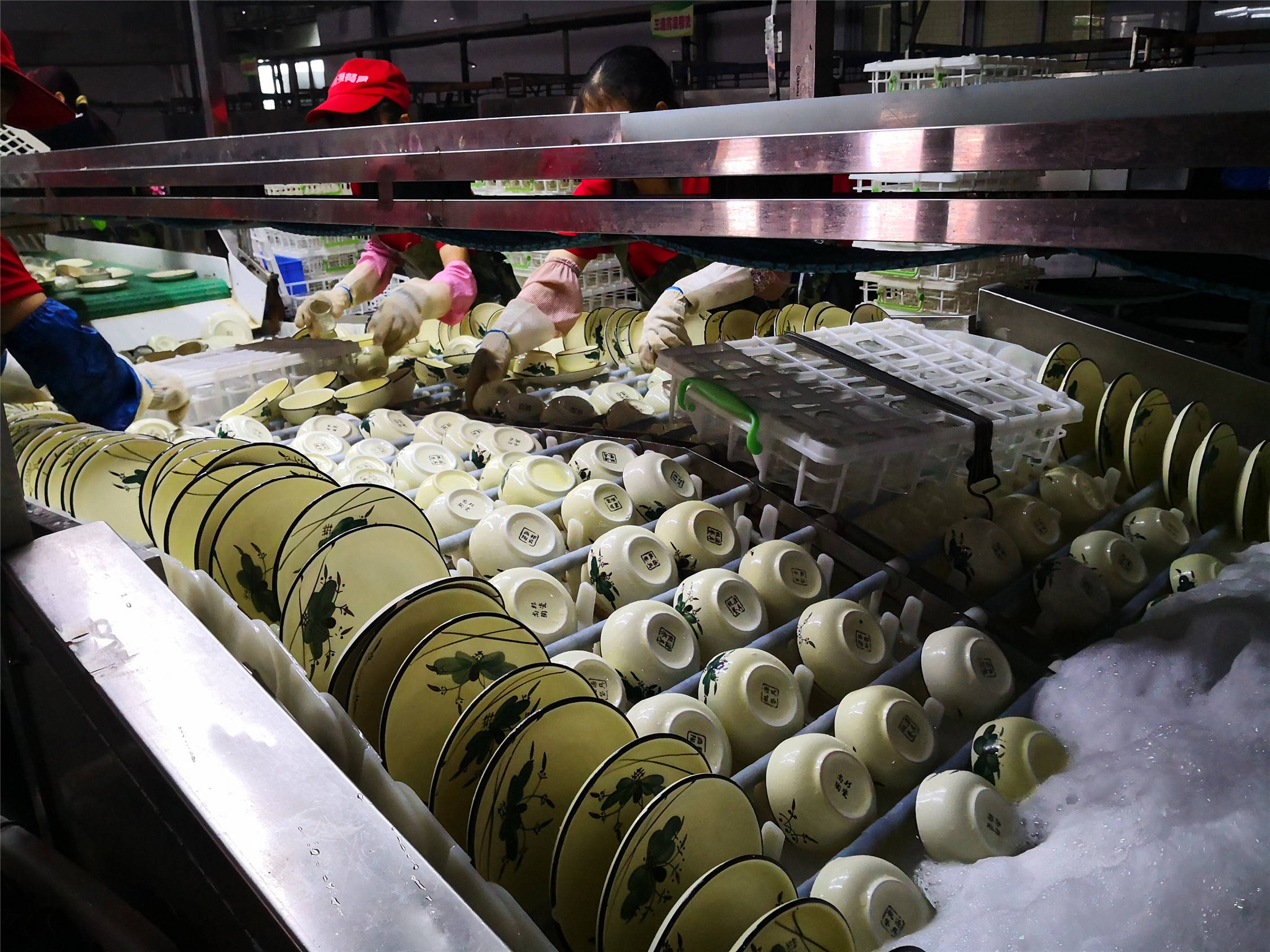 餐具消毒中心使用大型洗碗机流水线,在除渣环节,通过自动刮板有效地