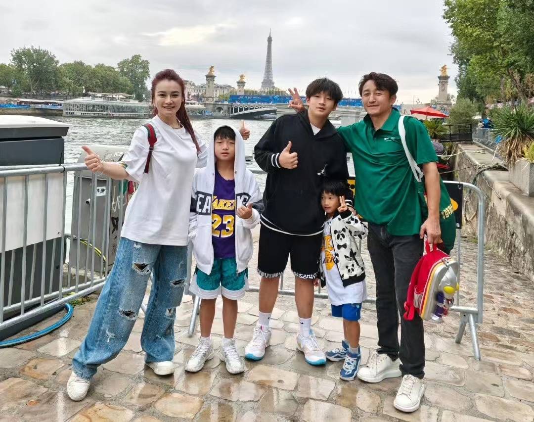 邹市明全家巴黎看奥运!冉莹颖老得认不出,身材臃肿,女神变大妈