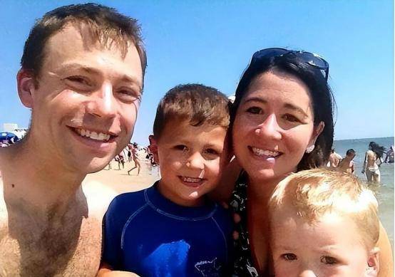 2013年,亲姐妹同时产下2对双胞胎,医生鉴定后:4个孩子