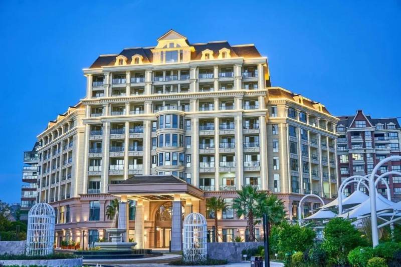 作为东山国际康养度假区的核心项目,酒店拥有7个温泉泡池,充分利用