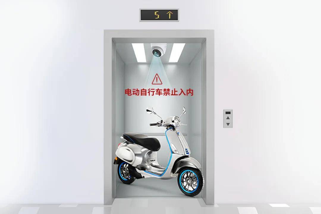 提电瓶上楼,电梯内爆燃!