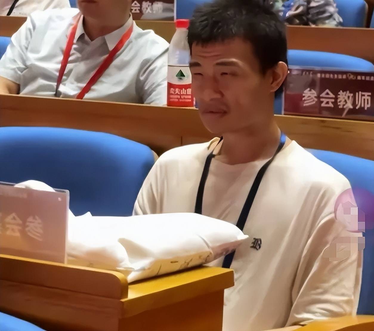 韦东奕现身山东大学学术会议,自带大瓶矿泉水,心情都写在脸上