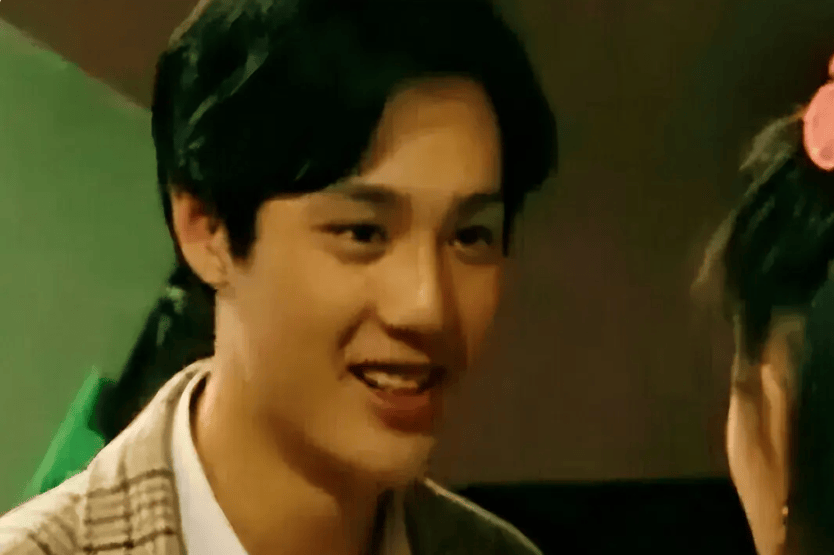 虽然大学四年没怎么接戏,刚进娱乐圈也没有什么知名度,但傅程鹏年轻时