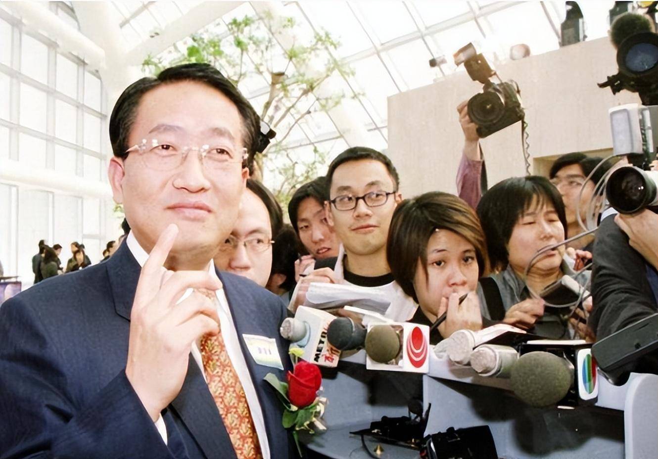 原中银香港副董刘金宝:敛财1451万,为治情伤花400万让情人整成初恋