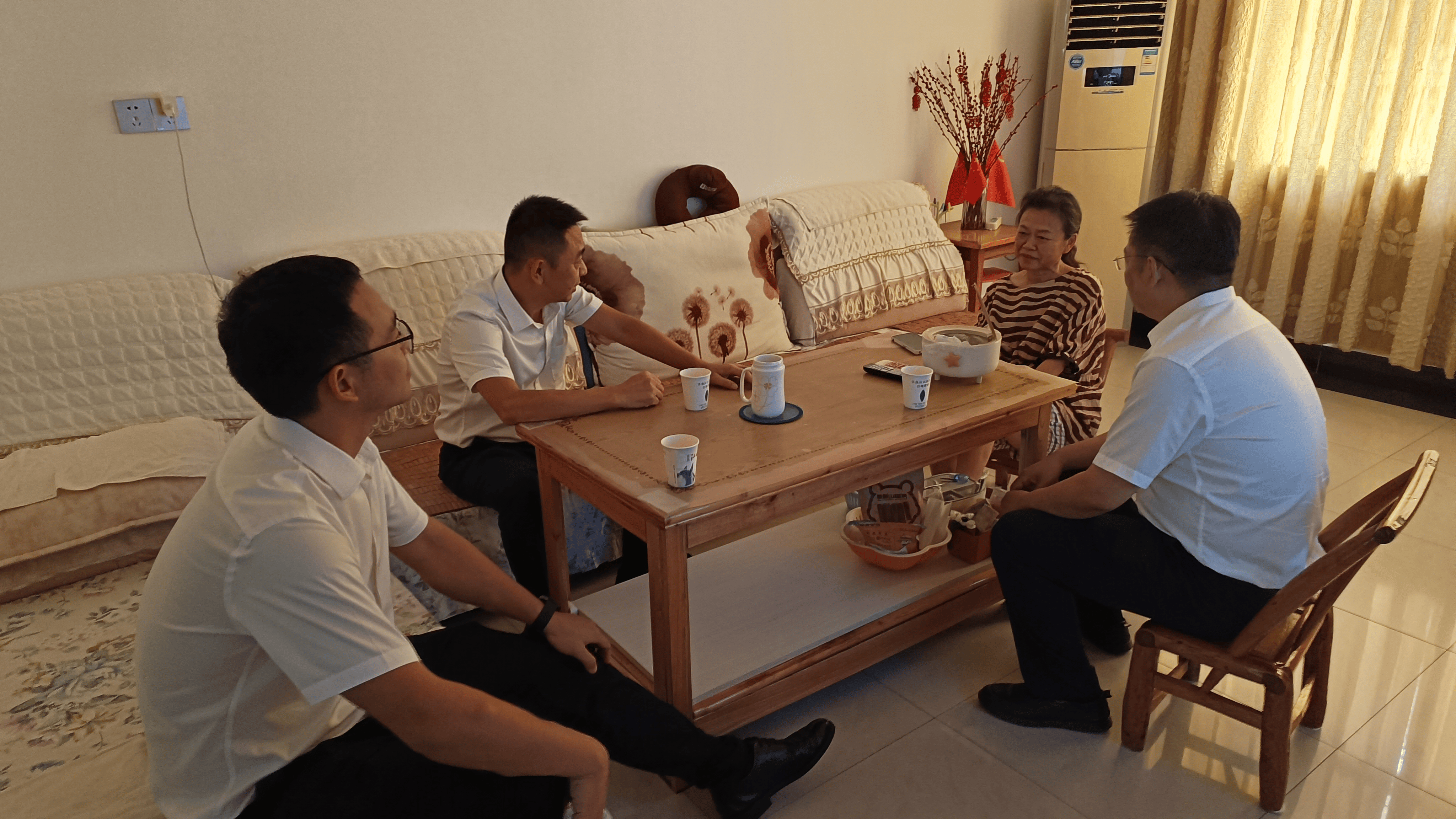 农发行张家界市分行行领导赴慈利县支行慰问退休老干部