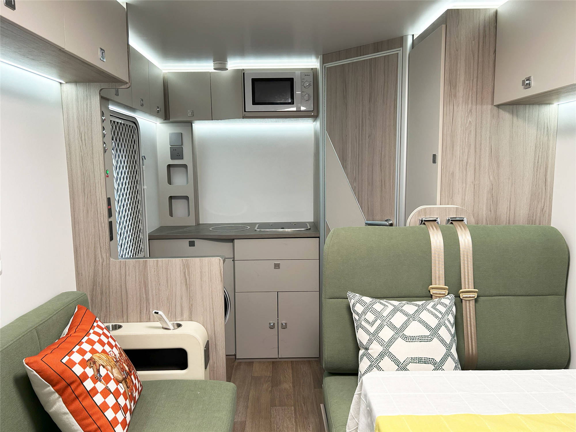 20万的五菱新能源房车,不仅做到水电无忧,而且生活空间还那么大