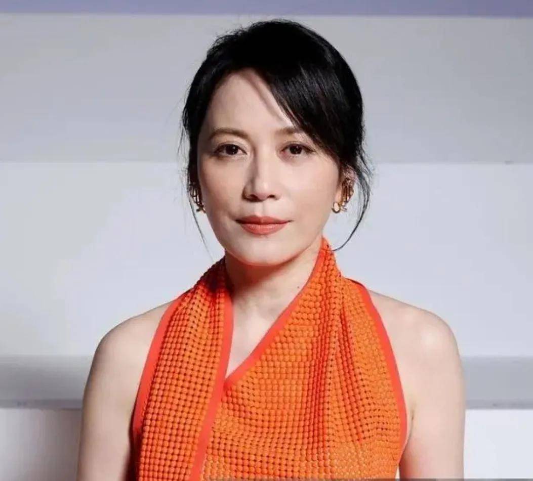 俞飞鸿不愧是姨圈天菜!一袭橘裙明艳大气,宋慧乔都被秒成了陪衬