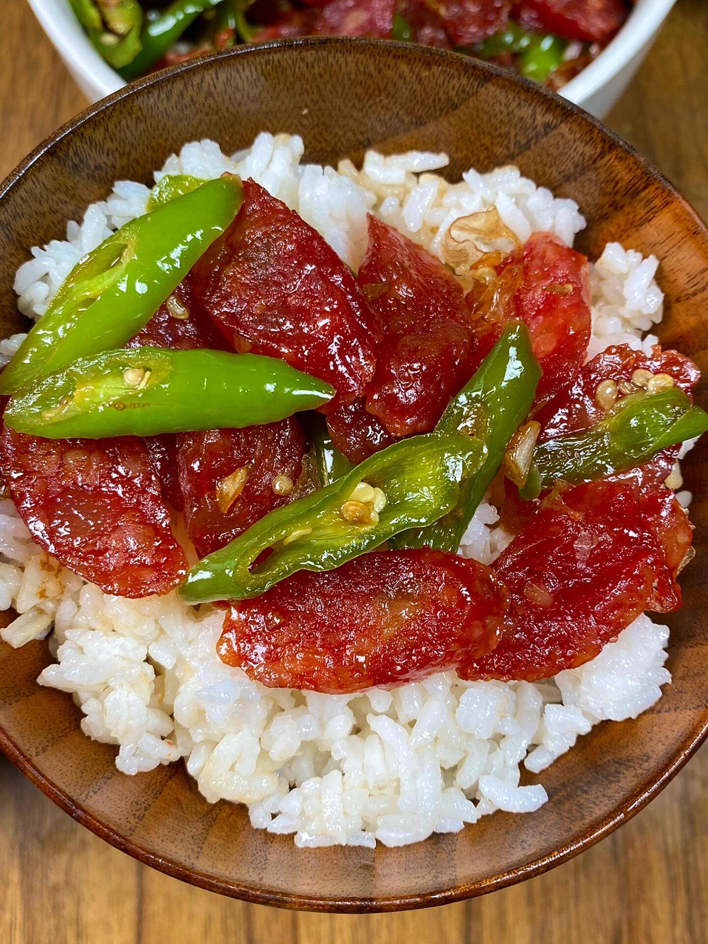 色香味俱全的青椒炒腊肠_文化_美食_食材