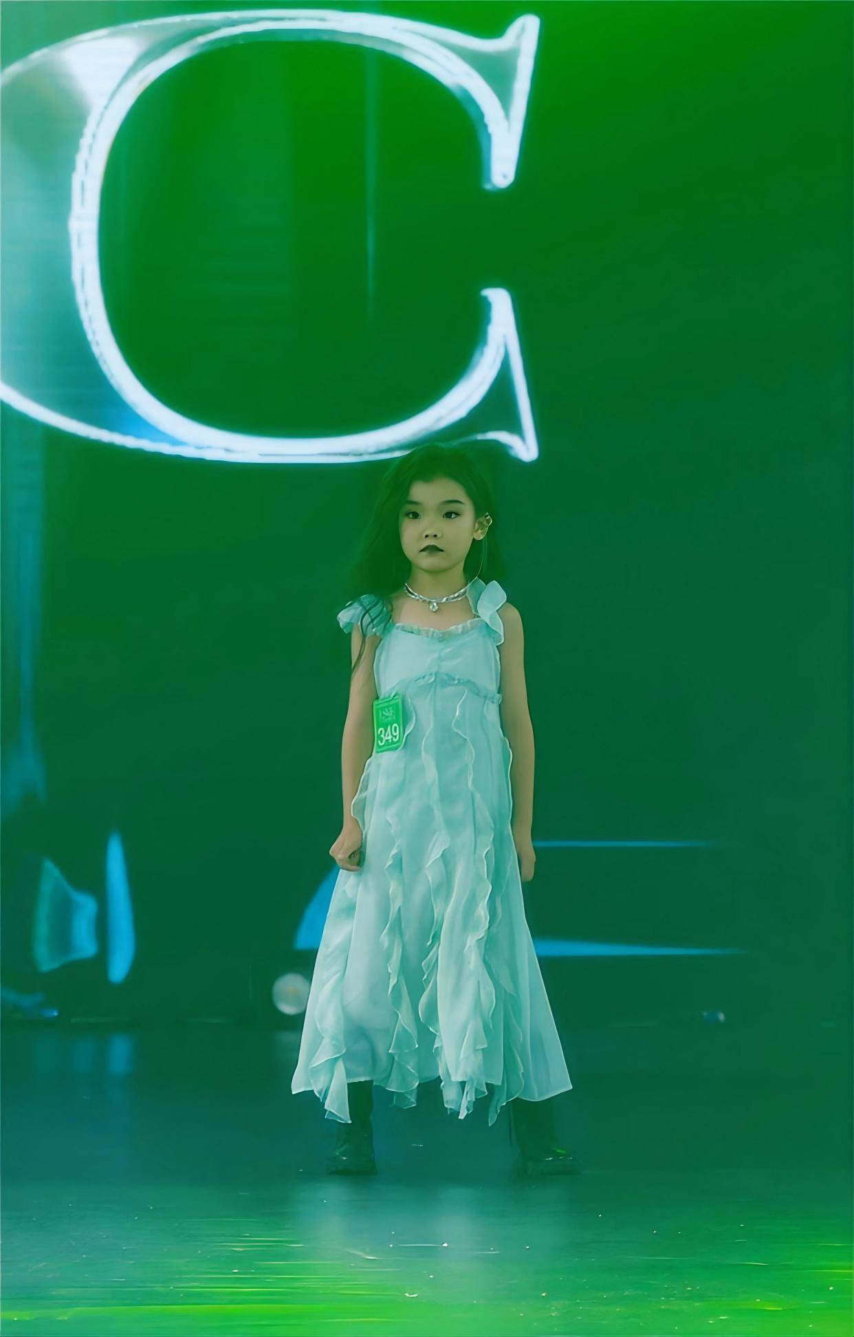 网红童模塞雅受邀参加2024华中国际少儿超模大赛冠军返场秀