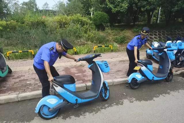 石家庄市鹿泉区城管开展共享电动车乱停放集中整治行动