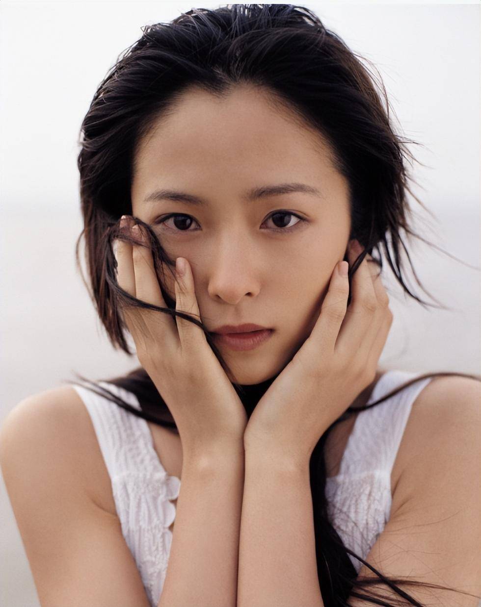 今后的路怎么走,江一燕陷入两难.年轻气盛的她,一怒之下便解散了组合.