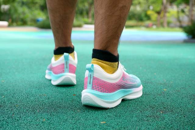 天越清风轻弹碳板跑鞋：解锁你的赛道新速度，多色任选，轻盈如飞