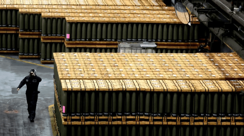 仓库中堆放着上万枚导弹,却称不够20天消耗!