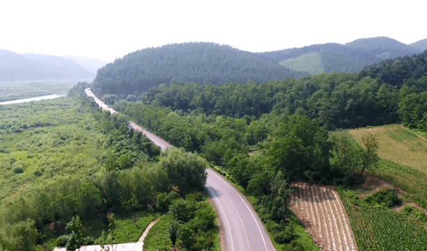 蜿蜒纵横的农村公路,串联的是抚顺的绿水青山,畅通的是经济的融合循环