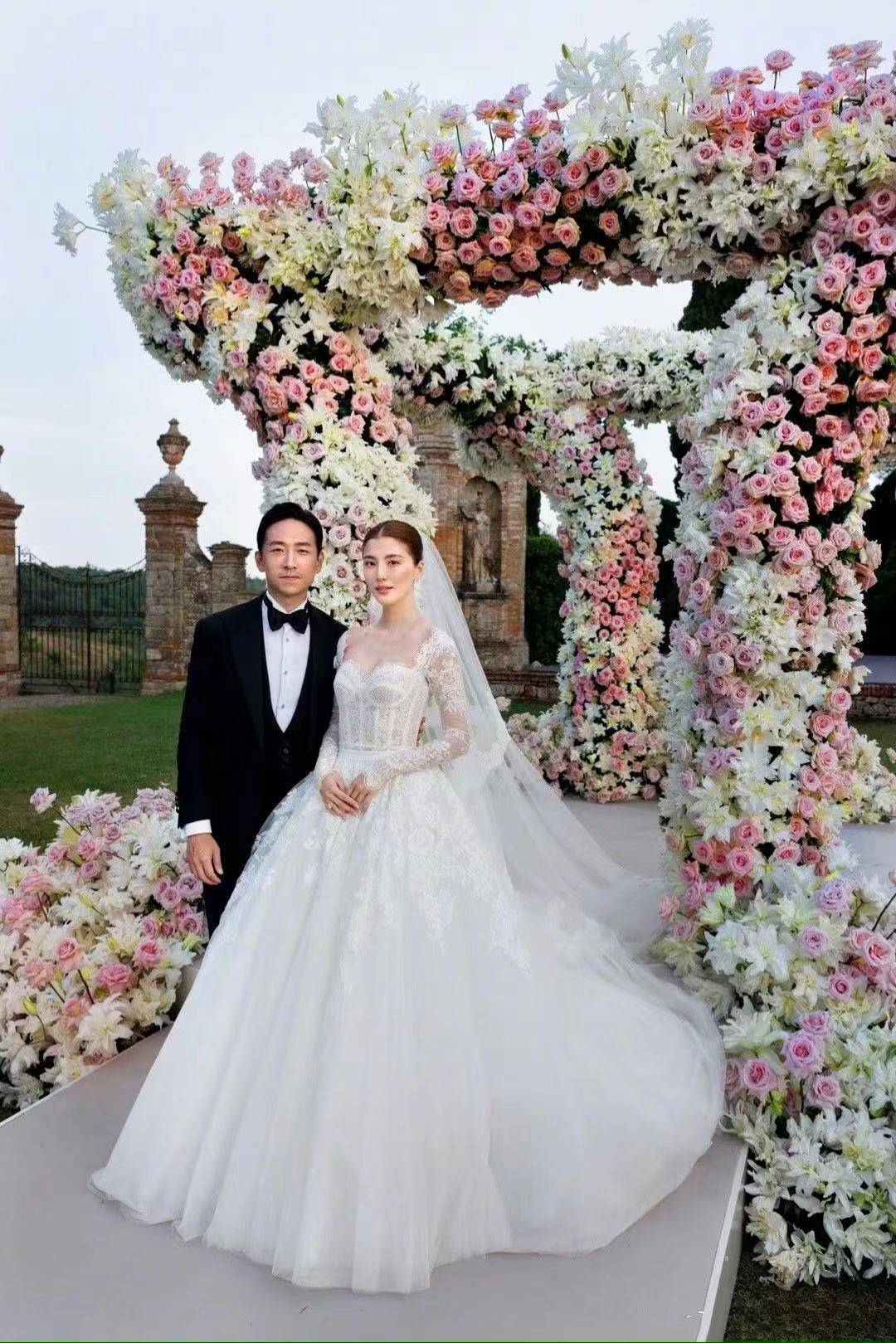 也没有看到施伯雄给吴千语戴上大钻戒的照片,这婚礼看起来根本不像富