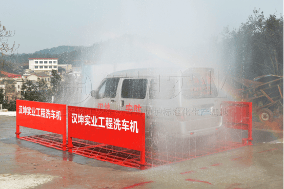 车辆携带大量泥土和粉尘,使用工地洗车机可以有效清洗车辆,减少对周边
