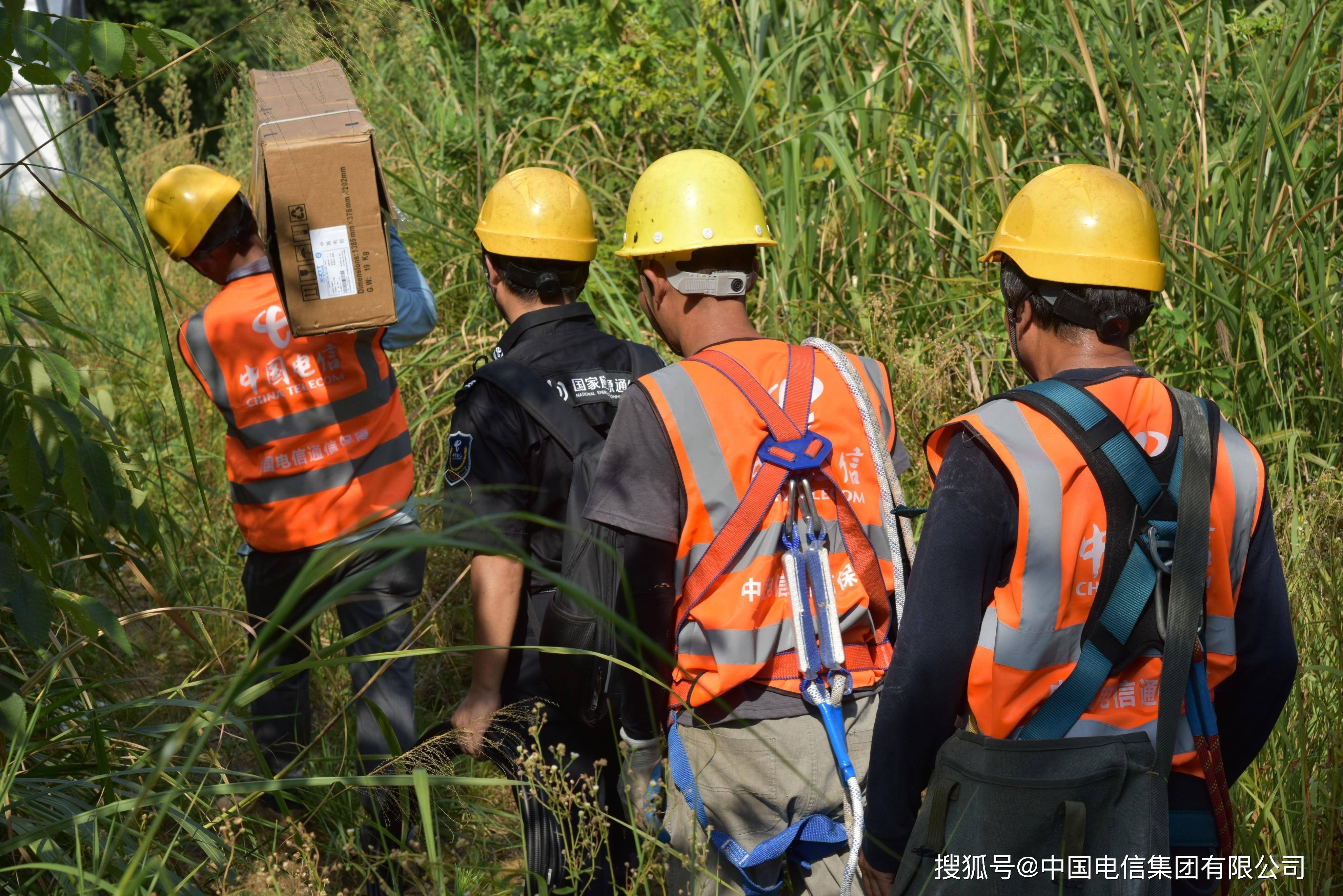 新澳门王中王资料公开-酷暑中攀山越岭，助力乡村5G信号全覆盖