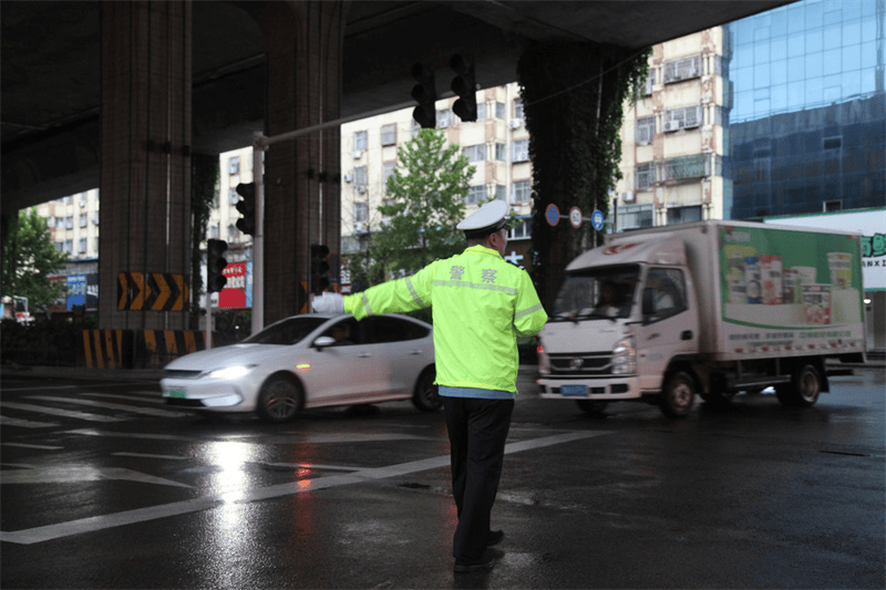 大雨来袭 商丘交警雨中执勤保畅通