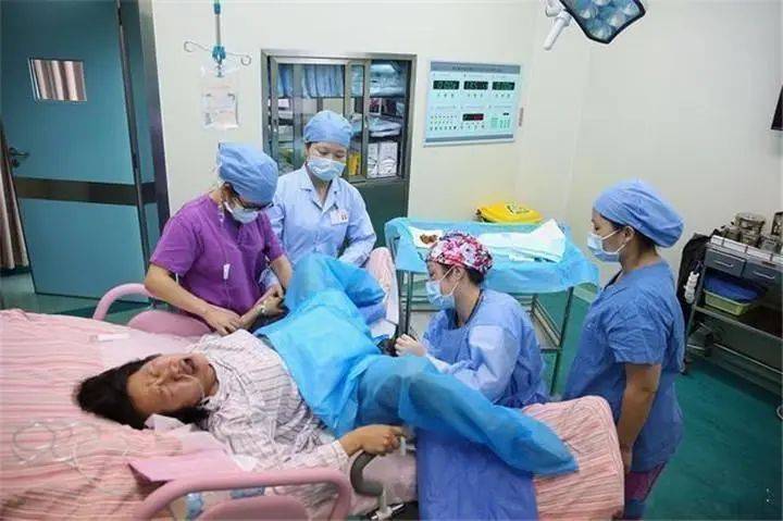 90后准宝妈分娩,遇到"生理需求",男医生:见怪不怪,现场解决